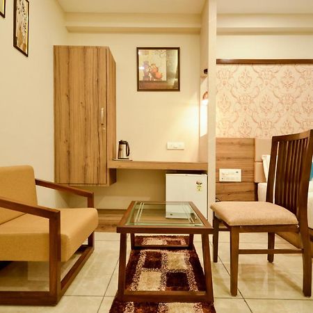 Hotel Repose Ahmedabad Exterior photo